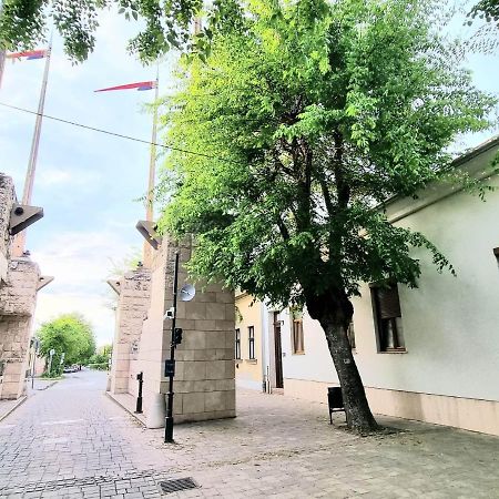 Becsi Kapu Apartman Apartment Vac Exterior photo